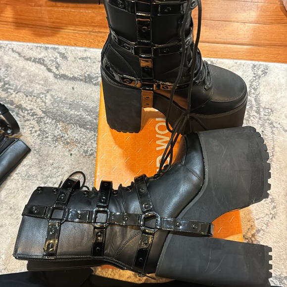 YRU BONDAGE PLATFORM BOOTS- US7 - Picture 3 of 6